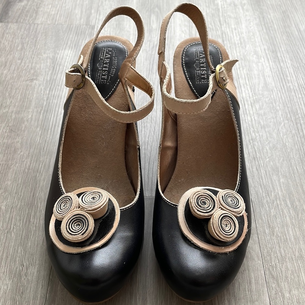 Le Artiste Spring Step -42/11 US block heel black and cream Leather/flower pumps